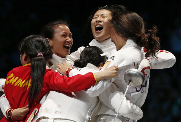 中国队击败韩国队夺得女子团体重剑冠军
