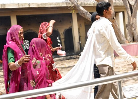 警察也阻止不了印度集体童婚