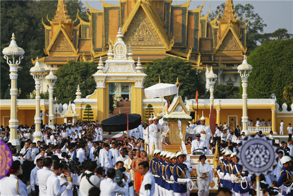 柬埔寨前国王去世，百万群众送行