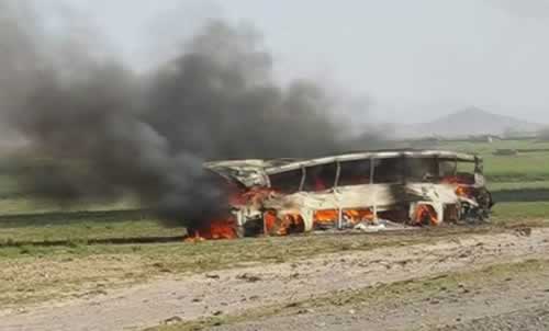阿富汗油罐车与大巴车相撞，73人死亡
