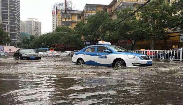 Heavy rain hits north China 北方多地遭暴雨袭击