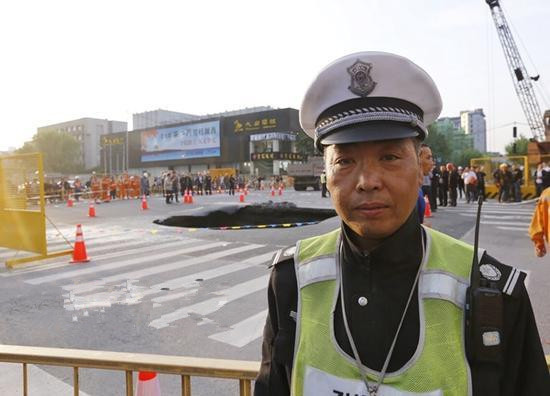 杭州交警成为全球网红 视频疯传被网友称为中国英雄!