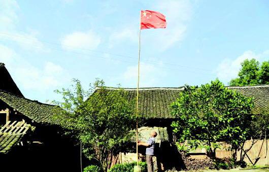 炽热的爱国心！贵州68岁老人坚持18年每天升国旗