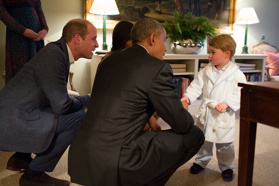 乔治王子穿睡袍会见奥巴马 萌翻了！