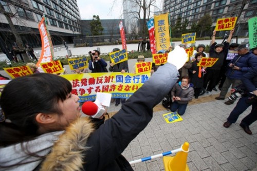 日本民众上街游行抗议安保法