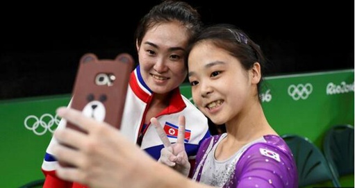 温馨一幕：朝韩两国体操运动员奥运会上玩自拍