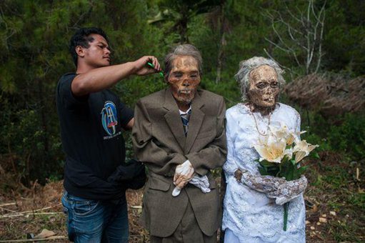 印尼“僵尸节”：挖出亲人尸体梳洗打扮