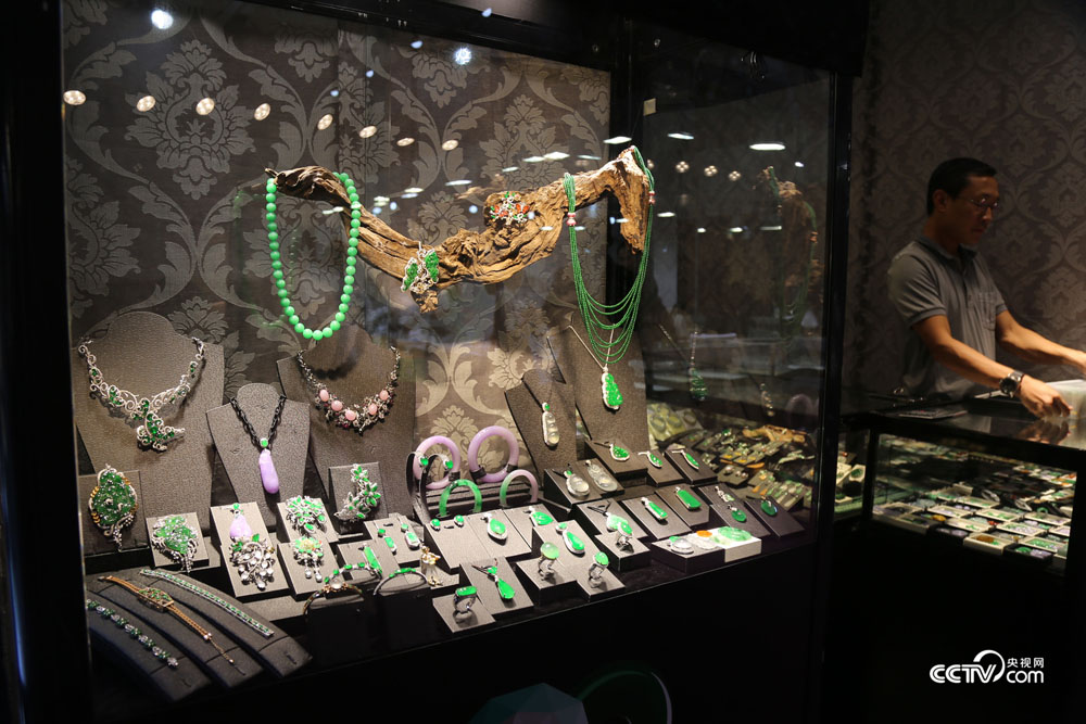 Gems sparkle at 2017 Beijing Summer Jewelry Fair