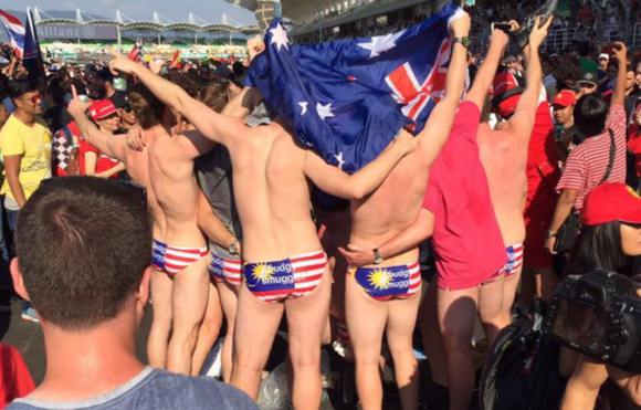 太兴奋？澳大利亚9名男子赛车场大露马来西亚国旗内裤