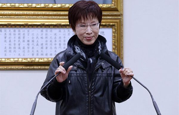 国民党领导人洪秀柱率团访问大陆 首站南京市中山陵
