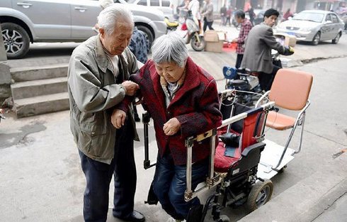2020年我国失能老人将达到4200万，空巢老人过亿