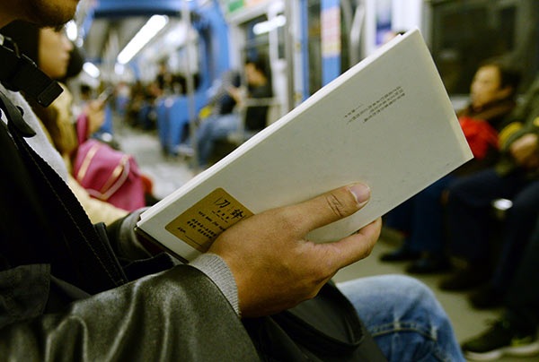 有人在重庆轨道车厢里“丢”了40本书 你看到了吗？