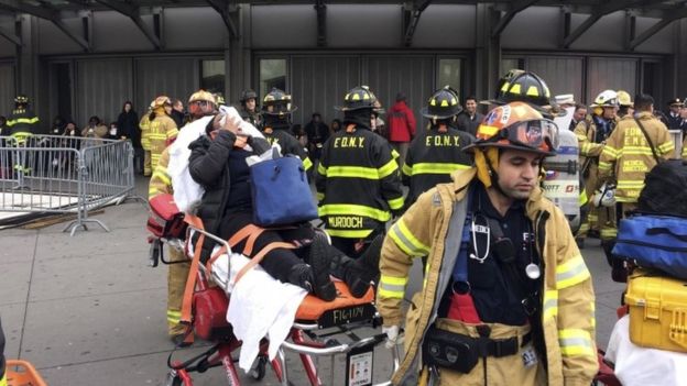 纽约突发地铁出轨事故：已致上百人受伤！