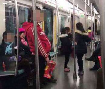 北京地铁到处是儿童乞丐，到底是谁在背后操纵？