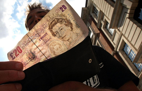 太委屈：英国一女子在商店地上捡到20英镑未归还被判盗窃罪