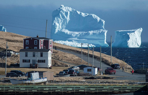 巨大冰山漂至加拿大小镇 民众争相看山