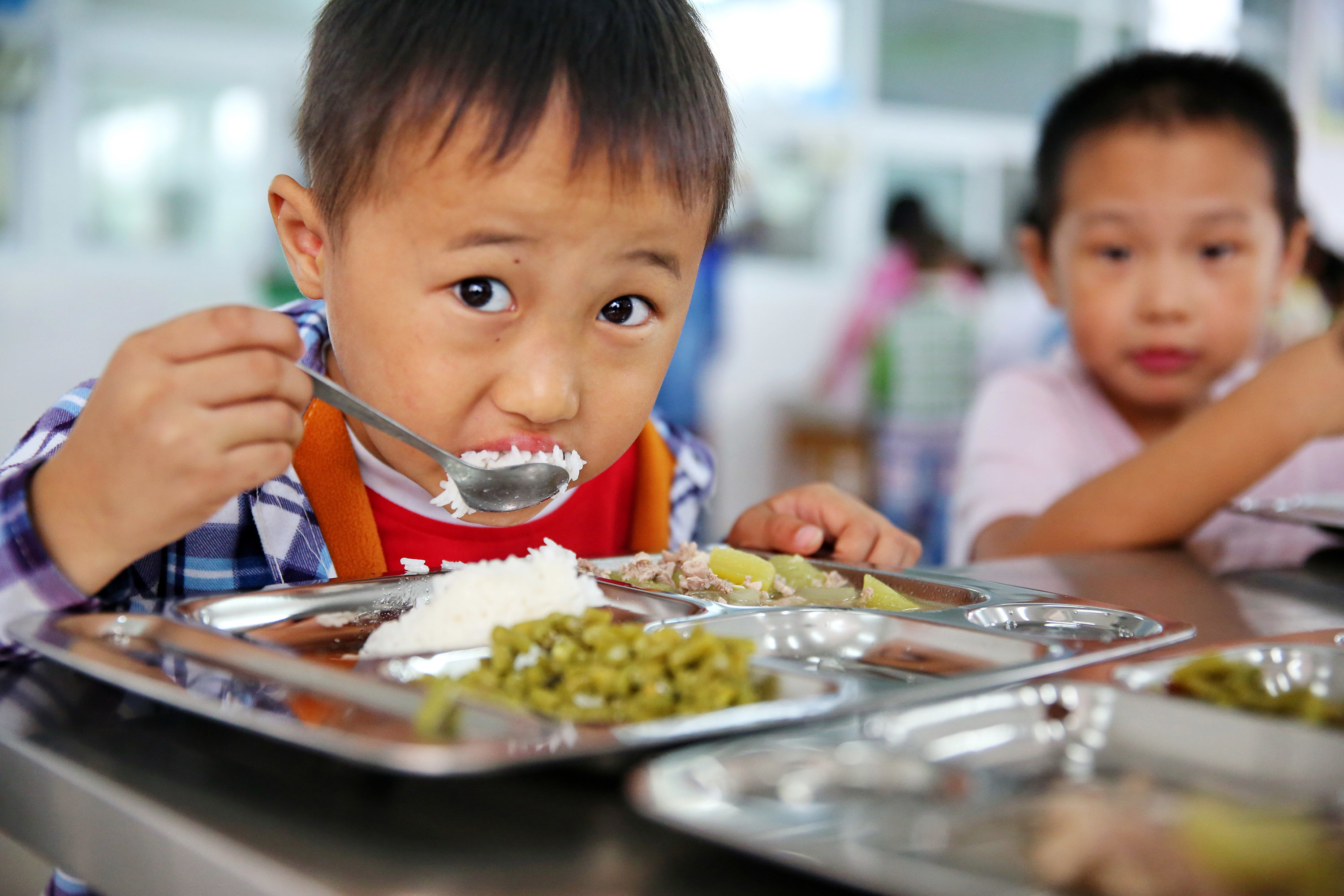学校负责人将和学生一起吃饭 学生食物质量有保障啦