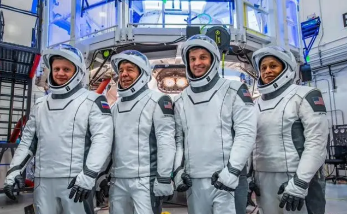 四名新宇航员前往国际空间站进行为期六个月的任务